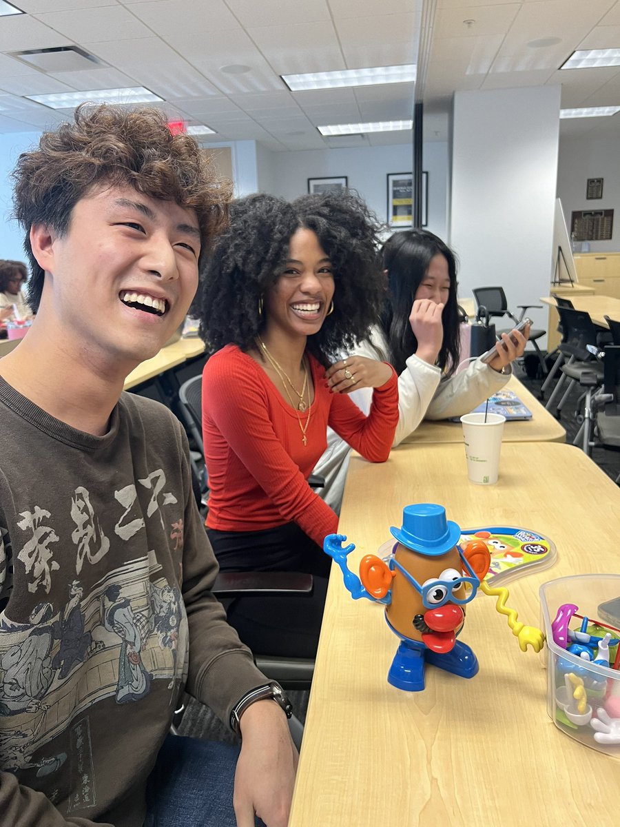 mariehmartin1's tweet photo. Pictures worth 1000 words: Our #VandyMPH #MHS Essential Skills in #GlobalHealth students benefiting from a creative #QI class with @vumcpeds Dr. David Johnson &amp; special guest Mr. Potato Head! @espitzrose @vuglobalhealth @VUHealthPol @VUmedicine @VanderbiltU https://t.co/x0G65vD8yu