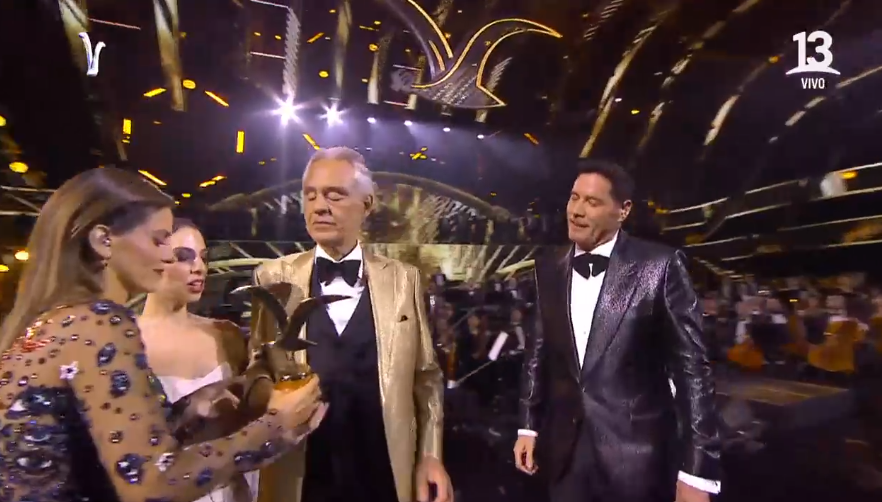 T13's tweet photo. Andrea Bocelli recibe Gaviota de Oro en #Vina2024 

📺 EN VIVO #Viña2024 por nuestra señal en TV abierta y https://t.co/AUwdFggoOa https://t.co/xvLB9SAaWC