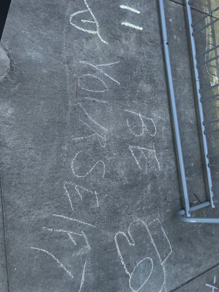 When picking up my son, I loved seeing the kind messages students wrote on the sidewalk!!😍😍 #showkindness