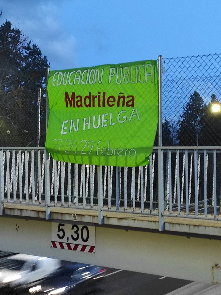 Menoslectivas's tweet photo. Hoy los puentes de la M40, A3, A42,y la pasarela peatonal de Santa María de la Cabeza han aparecido llamando a la huelga por la vuelta a las 18 horas lectivas en secundaria y las 23 en primaria

🔥✂️💚📚

Vamos a recuperar todos los derechos recortados

#Defiendelapublica https://t.co/ATTjLrGvwn