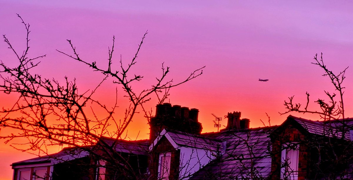 Red sky in the morning #nofilter #stockport #fourheatons #heatonmoor #redsky #morning #photooftheday #shotoftheday #photography #photo #Pixlr