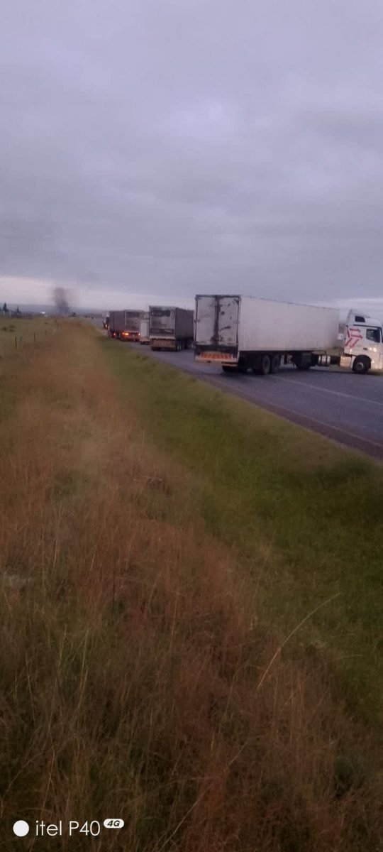 Trucks have been pulled off on the N2 between Idutywa and Butterworth, EC. Armed suspects have taken trucks keys. Protest action underway in the area. #CrimeWatch