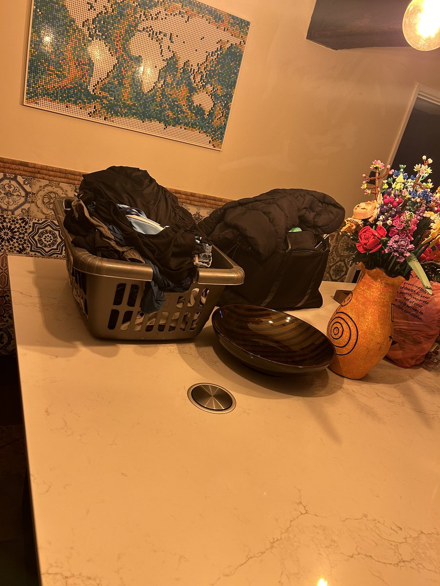 Hollymannn's tweet photo. Really hoped child3 was vacating the premises, but no it seems she’s just found another victim to do her washing & drying only #StandDown #FalseAlarm #PutTheFlagsAway https://t.co/HgitUwFGeG