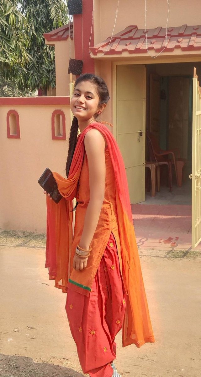 Riya385's tweet photo. Kaisi lag rahi hu 🤤 https://t.co/THbONSwsLy