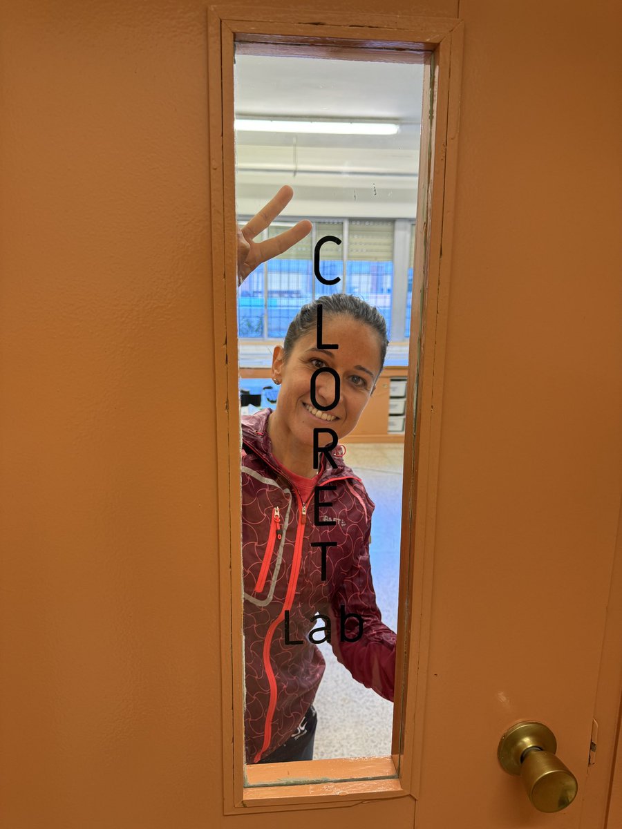 EscolaFlix's tweet image. Ahir primera sessió de capacitació tecnològica amb la talladora de vinilis del programa #FAIG @cesirecat @InnovacioE @educaciocat 
Poc a poc tindrem el #CloretLAB al 100% de funcionament. 
#AprenentatgeXProjectes #AprenentatgeAmbSentit 
#Makers