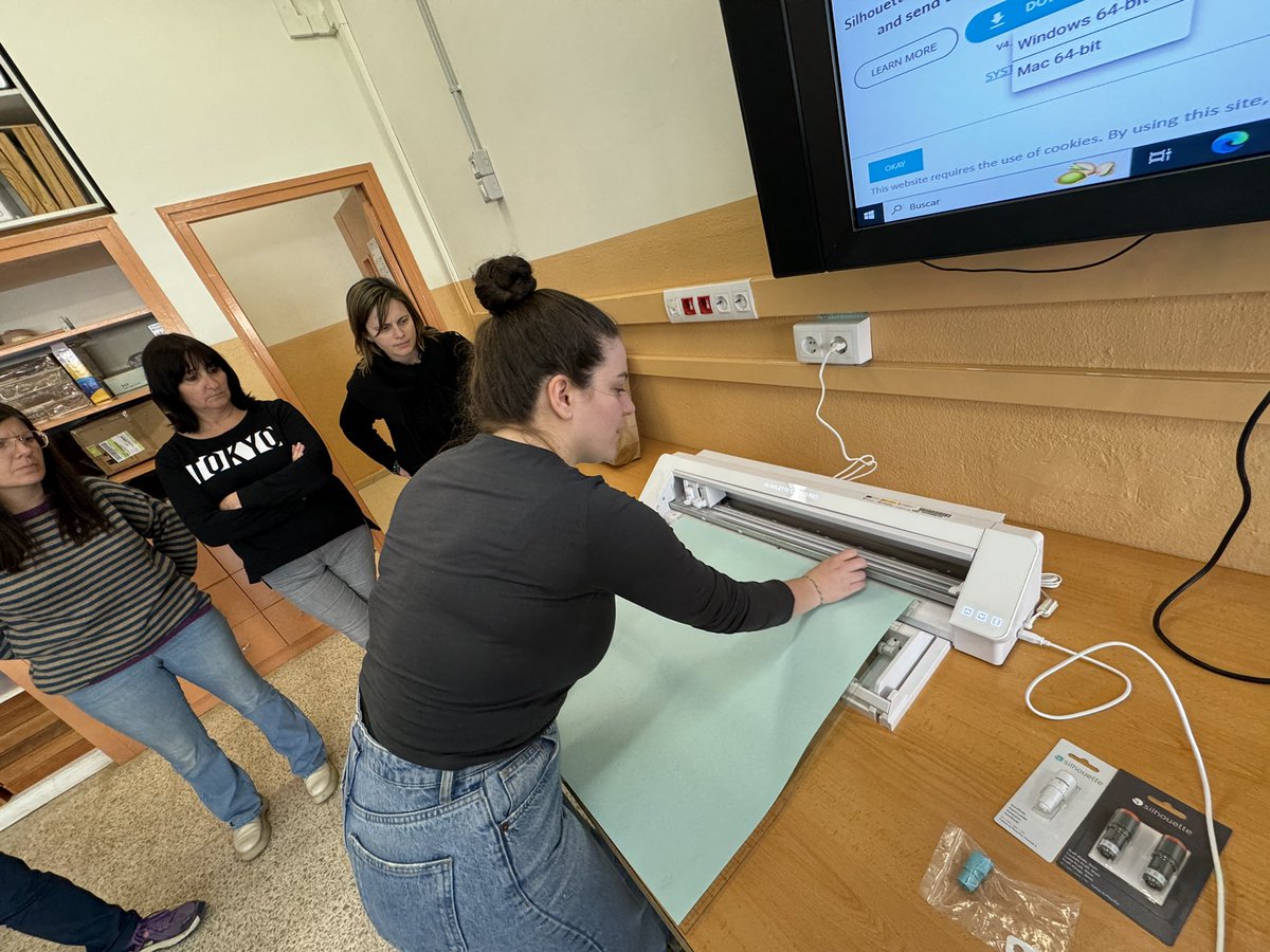 EscolaFlix's tweet image. Ahir primera sessió de capacitació tecnològica amb la talladora de vinilis del programa #FAIG @cesirecat @InnovacioE @educaciocat 
Poc a poc tindrem el #CloretLAB al 100% de funcionament. 
#AprenentatgeXProjectes #AprenentatgeAmbSentit 
#Makers