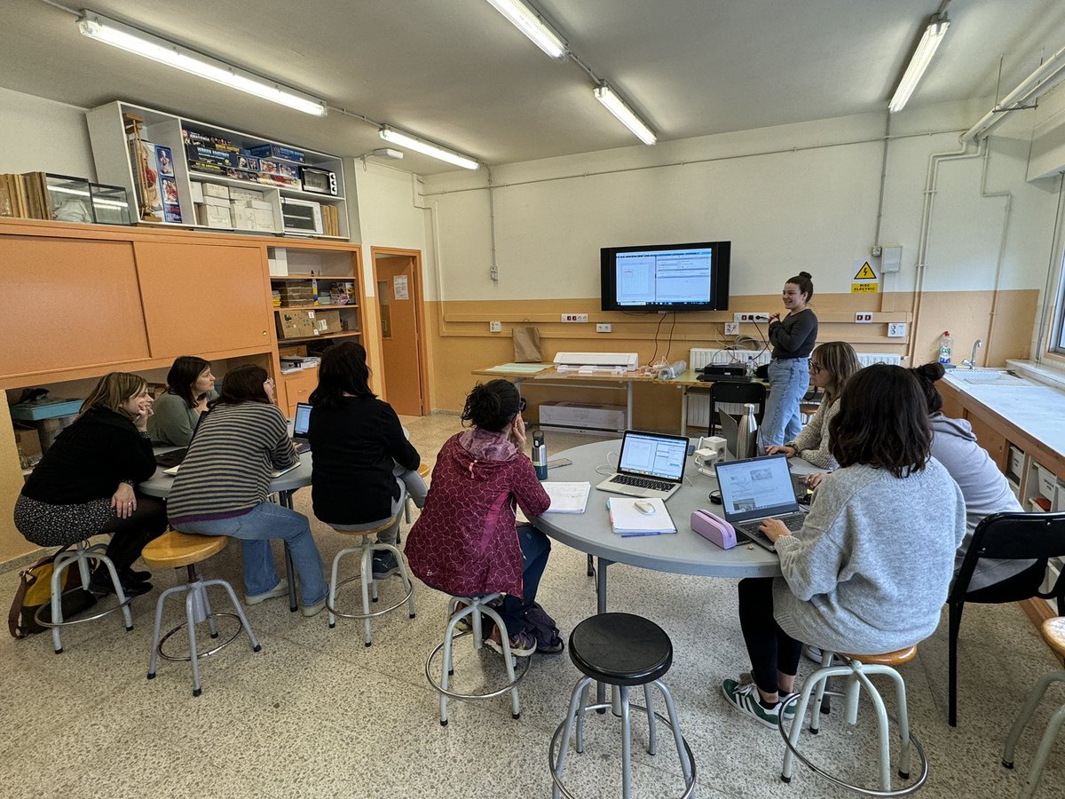 EscolaFlix's tweet image. Ahir primera sessió de capacitació tecnològica amb la talladora de vinilis del programa #FAIG @cesirecat @InnovacioE @educaciocat 
Poc a poc tindrem el #CloretLAB al 100% de funcionament. 
#AprenentatgeXProjectes #AprenentatgeAmbSentit 
#Makers