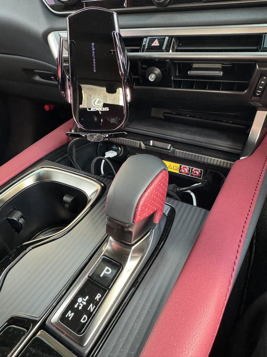 unyuh's tweet image. シンクデザインさんのシフトノブ取り付け完了👍純正だと黒一色で寂しかったのでダークローズのちょいアクセントがgoodネ😁
#thinkdesign #シンクデザイン #LEXUS #RX500h