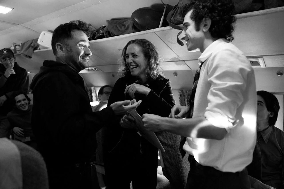 “Bayona un día me dijo “quiero que encontremos un registro actoral que sea propio de la película”. Nosotros teníamos la tarea de encontrar una nueva forma de sentir, de percibir el mundo desde arriba de la montaña”.

María Laura Berch, directora de casting y coach actoral, cuenta