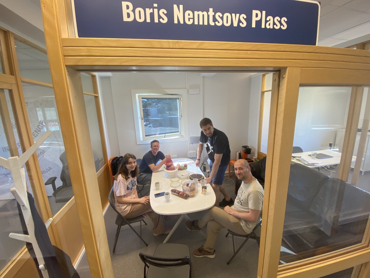 Leading 🇷🇺 opposition politician Boris Nemtsov was assassinated next to the Kremlin on this day 9 years ago. We in the Barents Observer have named our meeting room after him.