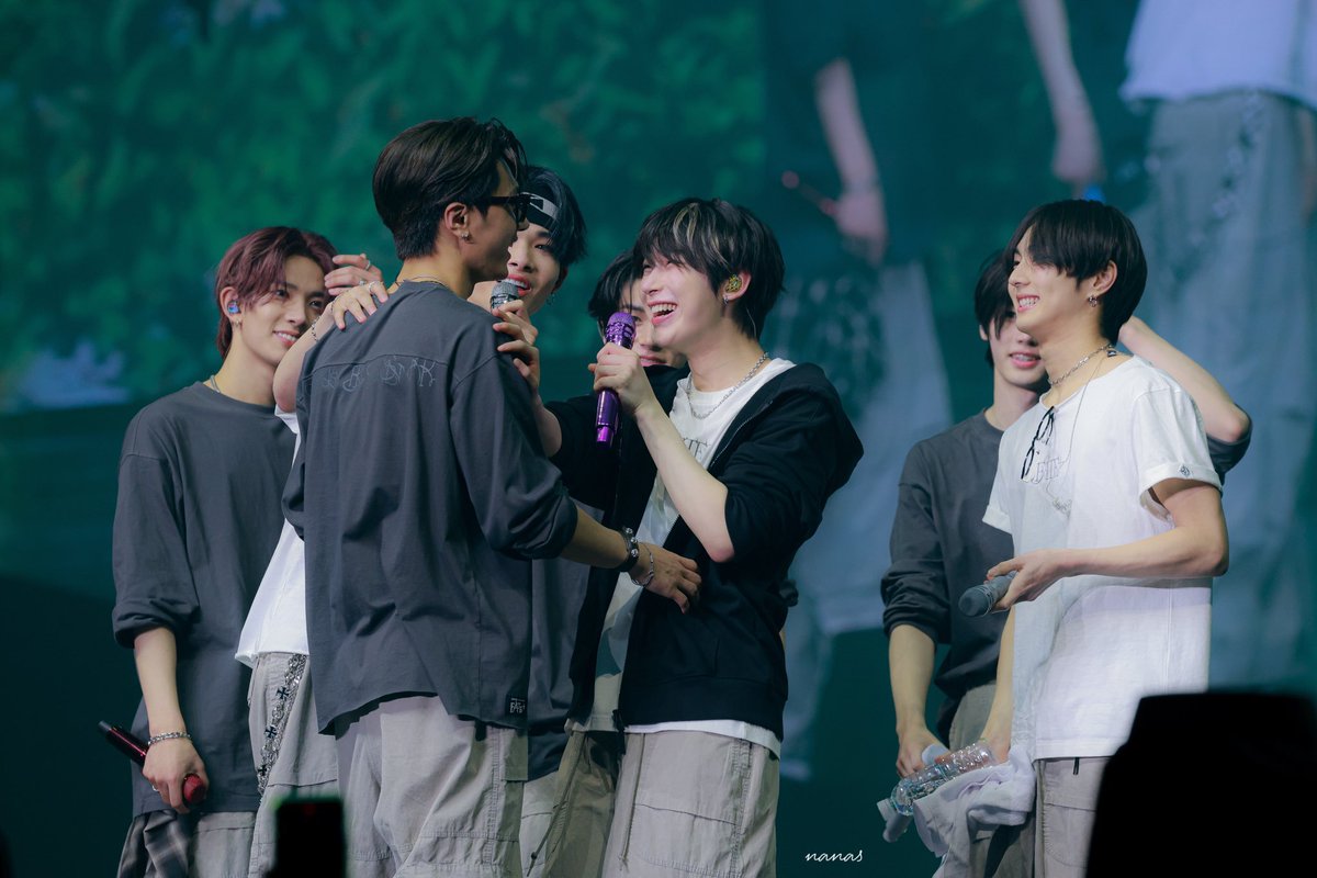 everyone looking at jay except ... 🤭