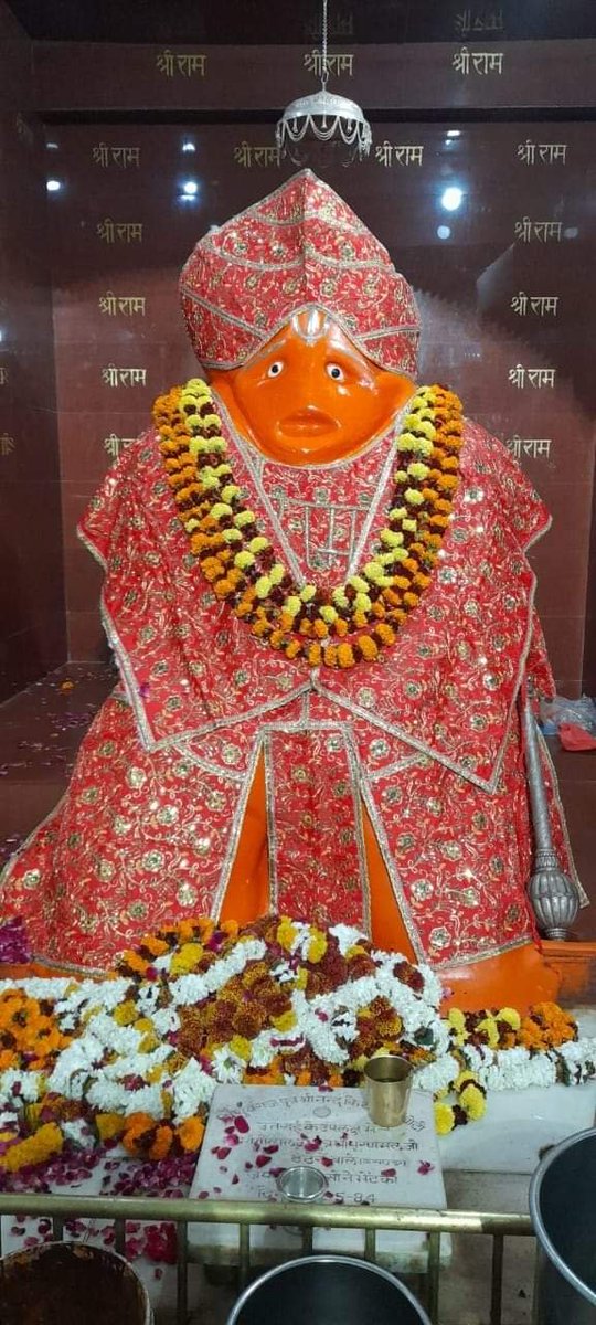 TempleConnect_'s tweet photo. Enchanting Darshan of Hanumanji from Samod Veer Hanuman Mandir #NangalBharda #Chomu #Samod #Rajasthan
One has to climb about 1100 steps to take darshan of this 6-feet idol of #Hanuman
#TempleConnect #Maruti #Bajrangbali #Chaumu #TemplesofIndia #Bharat
https://t.co/LrLCzvM7rx https://t.co/fn2a2NX2Fk