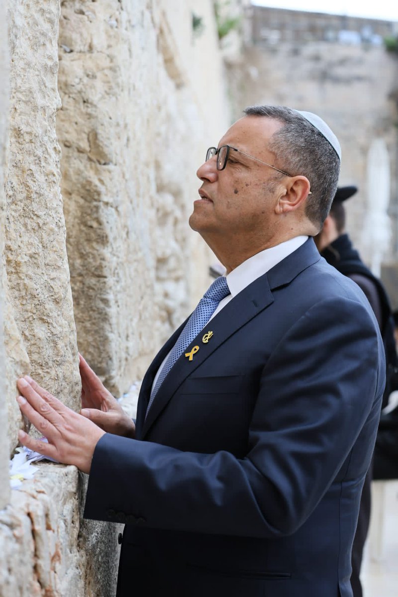 ראש עיריית ירושלים משה ליאון פותח את הבוקר בתפילה בכותל המערבי. ליאון מתמודד על קדנציה נוספת ושואף לשבור את השיא של טדי קולק ז"ל בתמיכה לראשות העיר - יותר מ63 אחוזים מהבוחרים. 
צילום: ארנון בוסאני