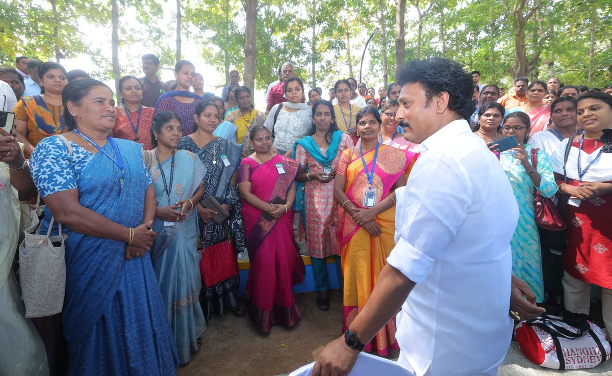 Anbil_Mahesh's tweet photo. தமிழ்நாடு அரசு மற்றும் @Microsoft நிறுவனத்தின் கூட்டு முயற்சியில் உருவான #TEALS திட்டத்தினை மாண்புமிகு அமைச்சர் @Udhaystalin அவர்கள் ஜனவரி 11, 2024 அன்று தொடங்கிவைத்து சிறப்பித்தார்.

அத்திட்டத்தின் கீழ் செயற்கை நுண்ணறிவு (AI-Artificial intelligence) தொழில்நுட்பம் சார்ந்த பயிற்சிகளை ஆசிரியர்களுக்கு வழங்கும் பயிலரங்கத்தை இன்று தொடங்கிவைத்தோம்.

114 ஆசிரியர்கள் இதில் பங்கேற்றுள்ளார்கள். 90’க்கும் மேற்பட்ட தன்னார்வலர்கள் ஆசிரியர்களுக்கு பயிற்சியளிக்கவுள்ளார்கள். 40000 குழந்தைகள் இத்திட்டத்தால் பயனடையவுள்ளார்கள்.

இந்தியாவில் மைக்ரோசாப்ட் நிறுவனத்துடன் இணைந்து #TEALS திட்டத்தை செயல்படுத்தும் முதல் மாநிலம் தமிழ்நாடு என்பதில் மகிழ்ச்சி கொள்கின்றோம். @tnschoolsedu முயற்சிக்கு உறுதுணையாக விளங்கும் @Cognizant #Nirmaan நிறுவனங்களுக்கு நன்றிகளைத் தெரிவித்துக்கொள்கின்றோம்.
#Microsoft
#CecilSundar
