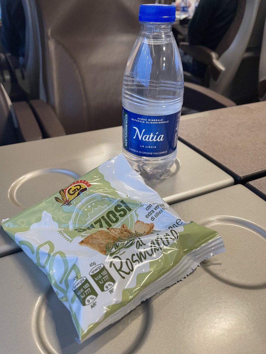 Chez ⁦<a href="/Trenitaliano/">Trenitalia</a> en cas de panne réseau, on te laisse monter, acheter ton billet dans le train, les contrôleurs sont souriants, t’offrent café, eau etc. 35€ Lyon/Paris, 59€ a la sncf avec une carte liberté et des grèves à gogo !! Il n’y a pas photo..