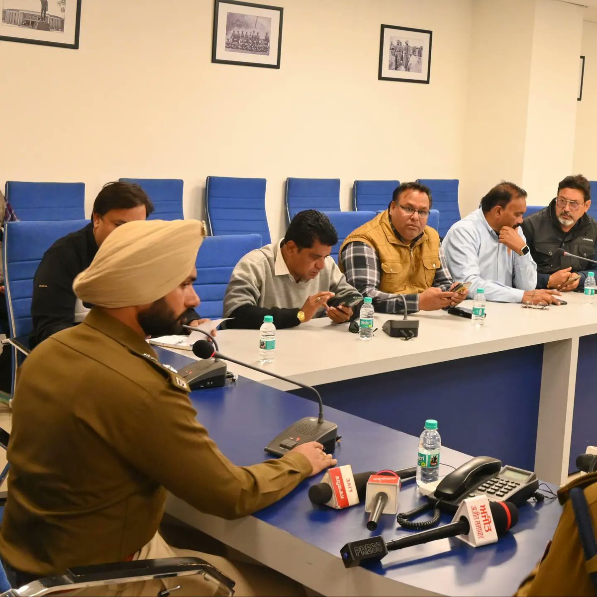 SBSNagarPolice's tweet photo. SSP/SBS Nagar held an introductory meeting with media persons of the district and appealed them to give their cooperation from all fronts to serve society more effectively. 
#PressMeet 
#CommittedToServe #InServiceOfSociety https://t.co/R3s9uxoLed