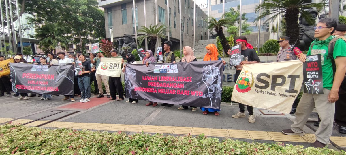 In Jakarta, the @SPIPetani held a demonstration outside the Ministry of Trade, protesting the unfair Agreement on Agriculture (of the #WTO) and a host of other free trade agreements that threaten peasant markets and peasant economy. #MC13