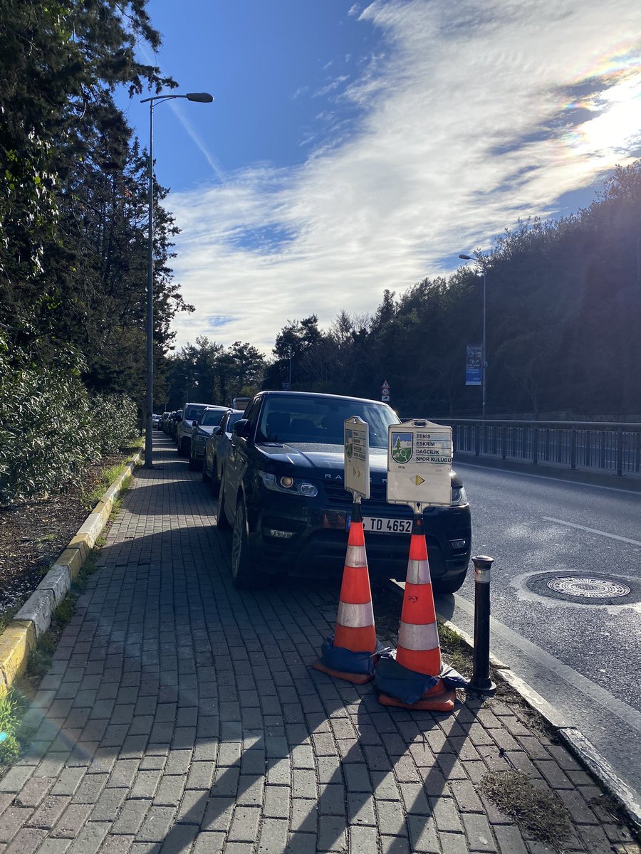Türk orta sınıfının medeniyetle imtihanı:

Çocuğunu Range Rover’la tenis kulübüne götürmek ama arabayı 100 metre ötedeki katlı otoparka bırakmak yerine kaldırıma park etmek.