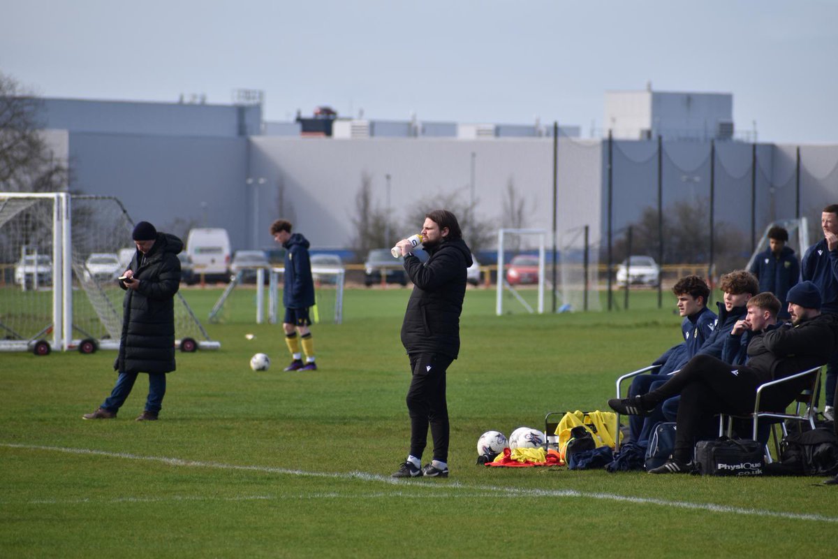 Always stay hydrated on the side of the pitch…

<a href="/AcademyOUFC/">Oxford United Academy</a> 💛

<a href="/JHarriott84/">Jefferson Harriott</a> 📸 👏🏻