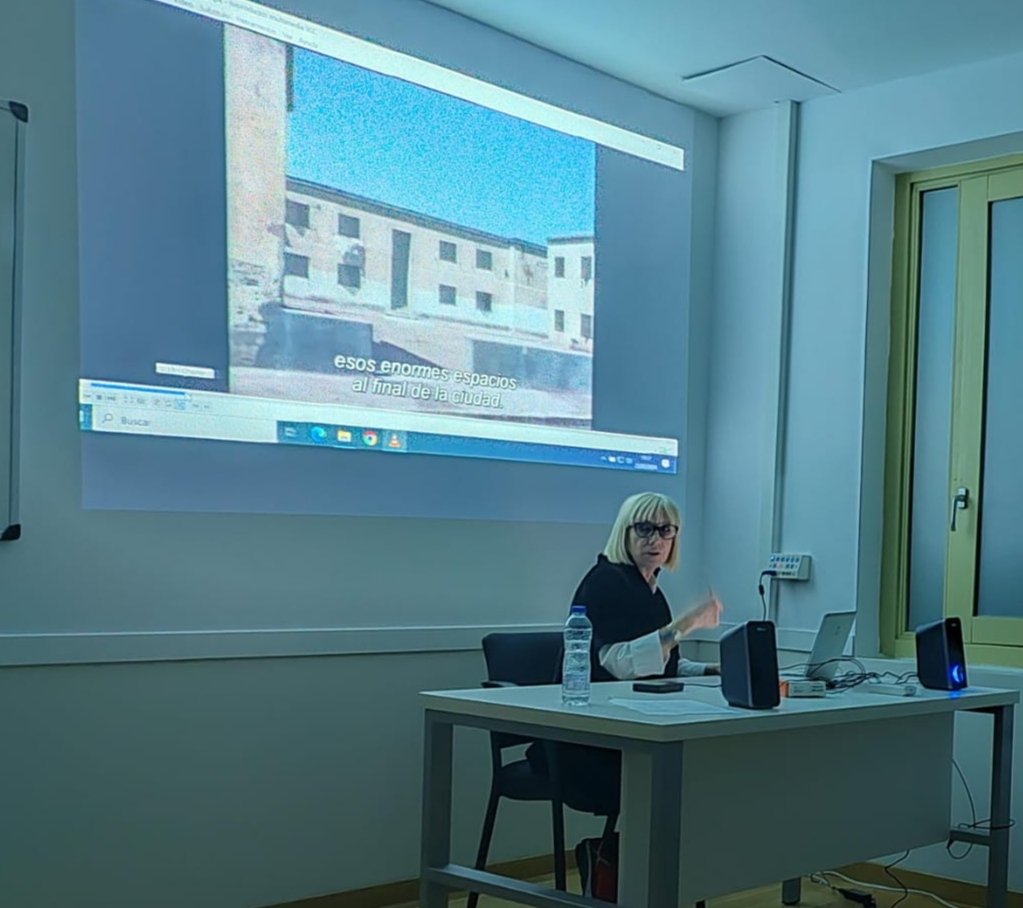 Máster propio guion y dramaturgia UAM (@masterguionuam) on Twitter photo Finalizadas las clases de #montaje para #guionistas con <a href="/juliajuaniz/">Julia Juaniz</a> 👏👏y empezando #creación #documental #contemporánea con <a href="/mlortegalvez/">Maria Luisa Ortega</a> 😍
<a href="/MasterguionUam/">Máster propio guion y dramaturgia UAM</a>
<a href="/UAM_Madrid/">UAM Autónoma Madrid</a>
<a href="/FyL_UAM/">Filosofía y Letras | UAM</a> Finalizadas las clases de #montaje para #guionistas con <a href="/juliajuaniz/">Julia Juaniz</a> 👏👏y empezando #creación #documental #contemporánea con <a href="/mlortegalvez/">Maria Luisa Ortega</a> 😍
<a href="/MasterguionUam/">Máster propio guion y dramaturgia UAM</a>
<a href="/UAM_Madrid/">UAM Autónoma Madrid</a>
<a href="/FyL_UAM/">Filosofía y Letras | UAM</a>
