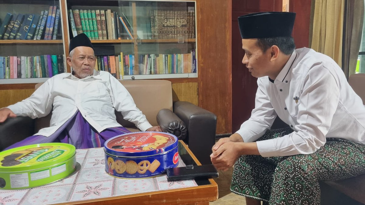 Sowan para Rois Syuriah Nahdaltul Ulama, para guru mulia, minta doa restu, nasihat dan menghaturkan terima kasih atas doa2 beliau. Tidak lupa menimba ilmu dan kearifan, krn ulama adalah lentera bumi dan penerang hati

Sehat selalu para guru mulia. Amin