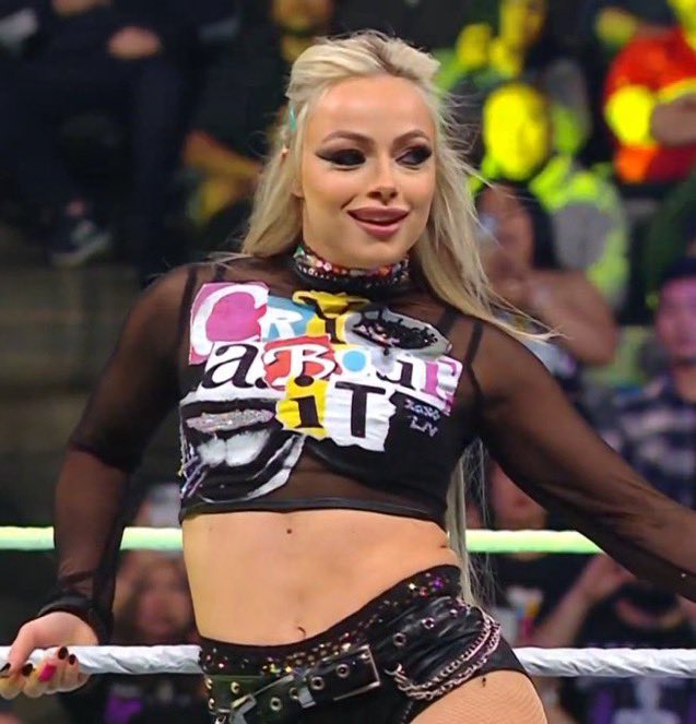 SKWrestling_'s tweet photo. Watch her ✨
#WWERaw https://t.co/BNKaml0sTJ