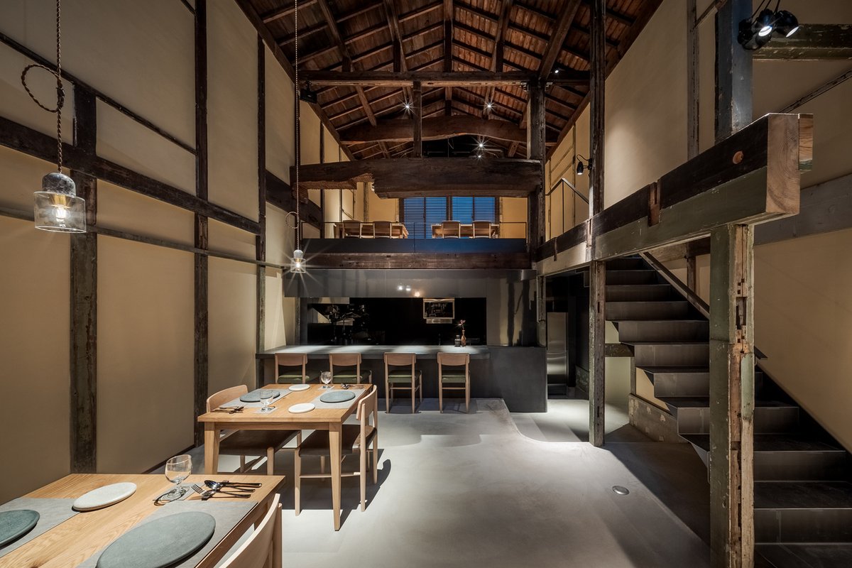 amakara_jp's tweet photo. 大阪・淀屋橋にあるモダン建築・ #芝川ビル。

その敷地内にある築100年超の木造建築がリノベーションで「#芝川ビルHANARE」として生まれ変わり、一棟まるごとレストラン『#isolata』に。知ってたら自慢したくなる、隠れ家感満載のイタリアンです。
https://t.co/JJHww7rbGR https://t.co/TpKY51t7VO