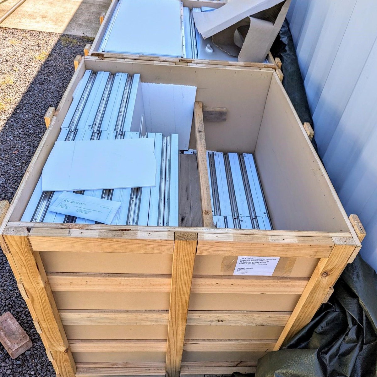 The APPF-ANU team is working with the Bentley Lab to unload & then test 50 new large (50x120x2 cm) and 50 new small (50x60x2 cm) rhizoboxes. These facilitate high-res imaging & collection of exudates from individual root systems up to 120cm deep in a controlled environment.