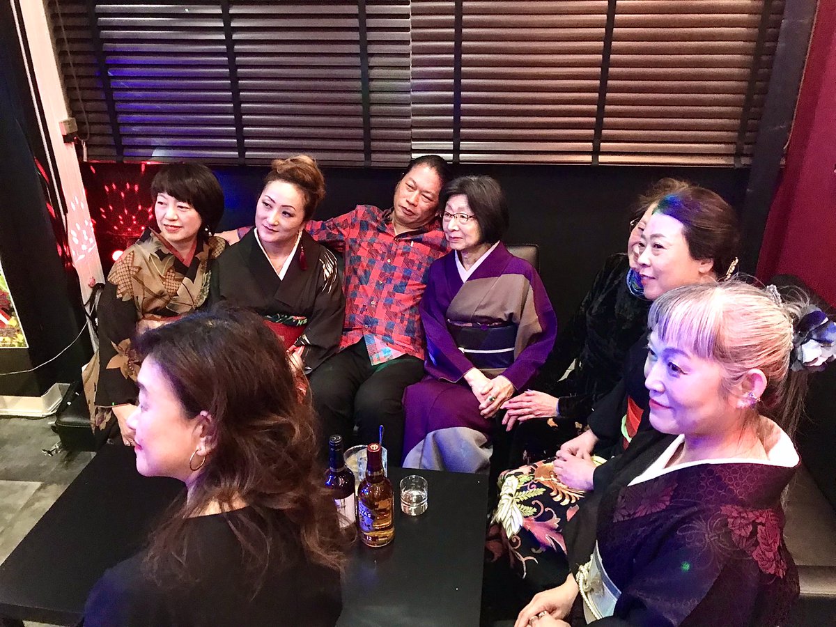 furusyo55's tweet photo. ロックのライブハウスでの演奏終了後の集合写真、嘘じゃない本当なのだ‼️(笑)
#北九州市 #lemonsong #jロックの箱でjazzlive #和服のお姉さま大集合 https://t.co/kccp8ILoyc