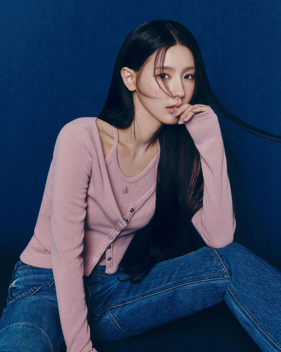 miyeonse's tweet photo. Blushing in pink, rocking the denim scene. The pink vibes and denim dreams that City Breeze gives are truly a perfect match for any day. https://t.co/CFtP7yfCyI