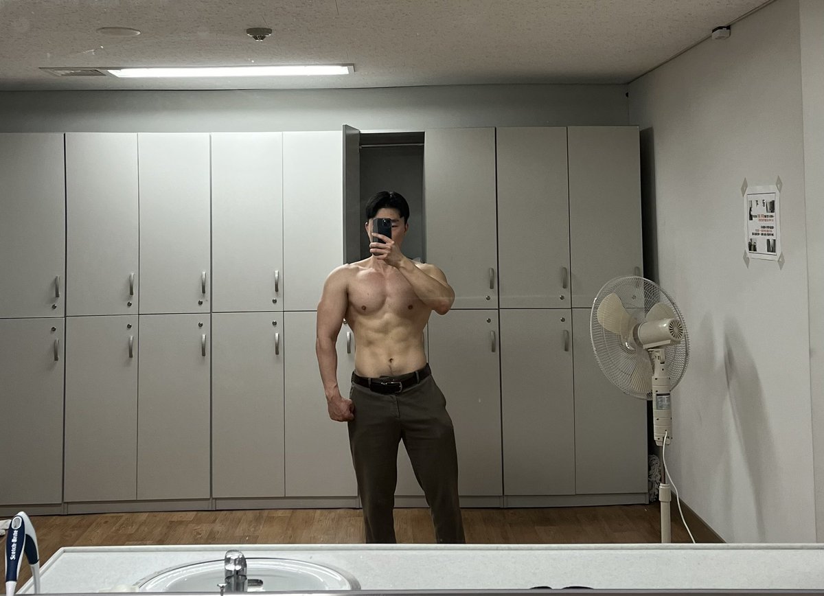 leetaeh72760785's tweet image. 운동 프로가 아닌 아마추어가 운동이 습관화, 중독 되었을때 

어딜가나 운동할 수 있는 곳부터 찾고 안도한다
운동 못한 날은 뭔가 결핍이 느껴지고, 찝찝하다, 

반대로 운동한 날은 뿌듯하고 자신감이 넘침

자극이 제대로 들어가면 이 느낌이 더 오래감

아픈데 좋은 느낌
