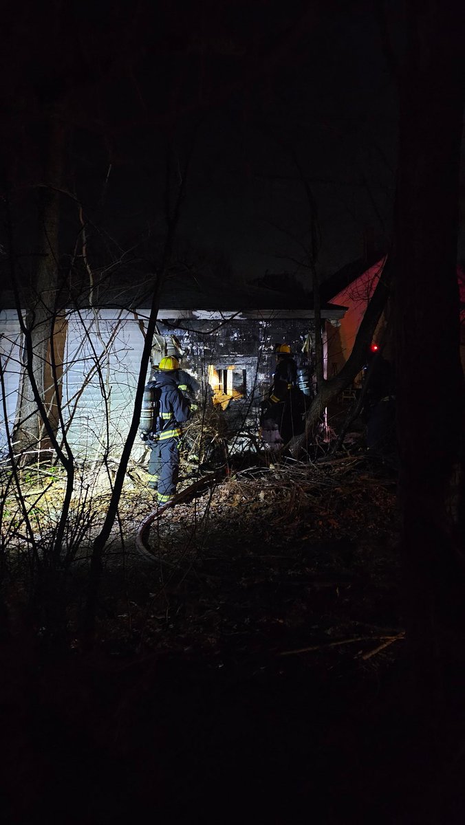 AndrewWorc's tweet photo. Yesterday just before 9PM, @WorcesterFD Firefighters responded to a Unattached Structure Fire @ 10 Ernest Ave. Companies arrived with Fire Showing from the rear of a detached garage. 

#Worcester #structurefire https://t.co/kAVlEFuhfx
