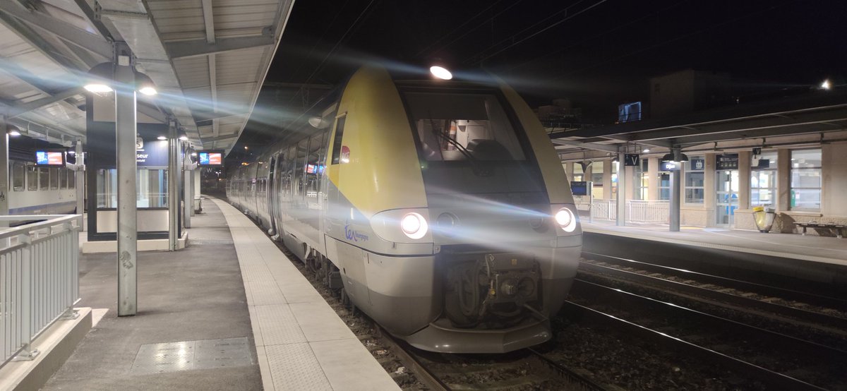 Hello Twitt'X

Ce matin, premier <a href="/TER_BFC_Trafic/">TRAIN Mobigo par SNCF Voyageurs</a> au départ de Dijon et à destination de Besançon-Viotte. 
Le réveil s'est fait très tôt, mais il faut assurer le service public ! 😊

Bonne journée à tous ! 
#SNCF #TERBFC #Jyvaisentrain