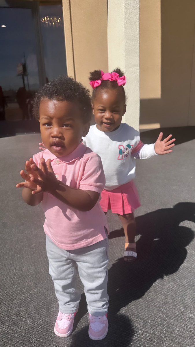 yall ever seen such perfect twins ?? 😻 i created them !!! #twinmom #explore