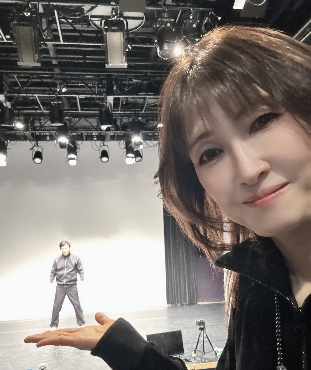 jun_A_TO's tweet photo. 今日は、色々撮影中‼️
の、写真撮ったら、私の手に春田師匠が乗っかってる？（笑）
ワクワク頑張りまぁ〜す🙋🏻‍♀️

＃MeTubeとかアレコレ
＃春田さんがアクスタみたいやん笑
＃神戸三宮シアターエートー
＃春匠の悪巧み https://t.co/udIbD66UE2