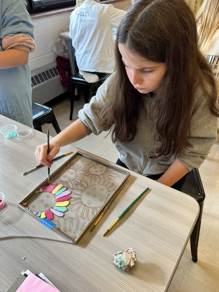 Learning about Jessi Raulet   <a href="/EttaVee/">Jessi Raulet</a> and her happy paintings on glass <a href="/MrsRogaliner/">Heather Rogaliner</a> <a href="/RidgeElemMentor/">Ridge Elementary</a>  #onceacard #BlackHistoryMonth
