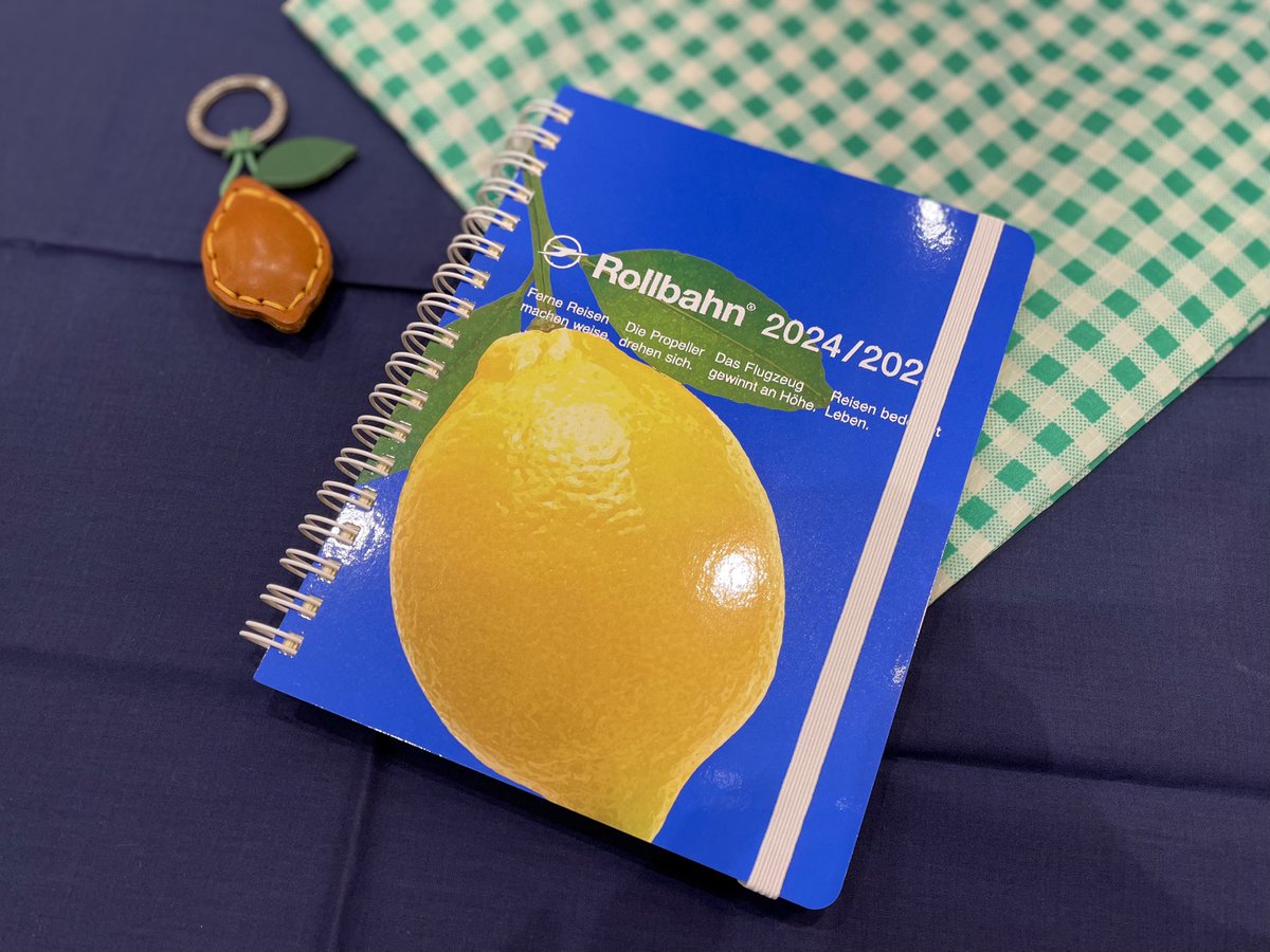 ロルバーン ダイアリーLサイズ、直営店限定「フレッシュ」はデルフォニックスらしいユニークな雰囲気のデザイン。色鮮やかなレモンは背景のブルーのコントラストと、グリーンの葉っぱの差し色が魅力的です。#ロルバーン ＃手帳