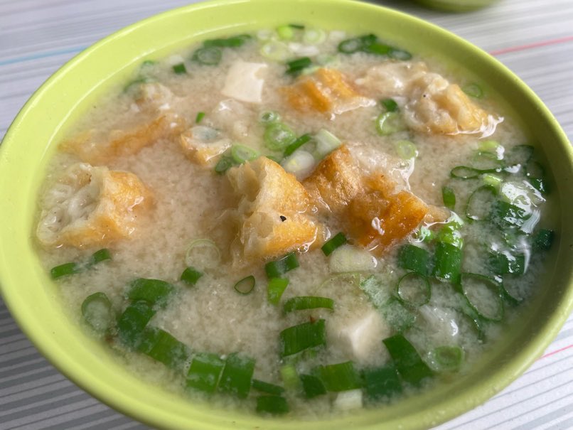 台南の朝食屋さんのチマキと味噌汁。味噌汁の具は油揚げではなくて揚げパンとネギ豆腐と煮干。汁は甘めなお味。以前台中の日本人がやっている飯屋さんで聞いた話だと、日本の味噌汁はしょっぱ過ぎて台湾人には好まれないらしい。