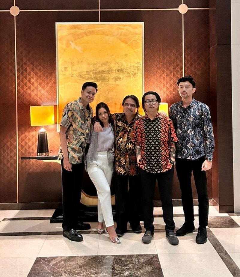 Bareng Yasmin, Irfan, calon mantu Farid, dan pengawal keren Kevin di pesta pernikahan anak Bro Helmi Yahya... Acaranya menyenangkan. Makanannya lezat. Tamu2nya orang penting.