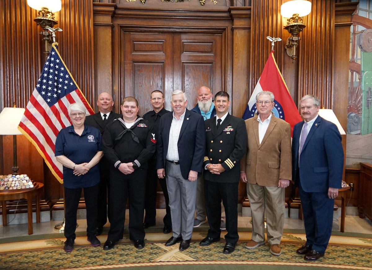 Crew members from the #USSJeffersonCity met with Governor Mike Parson @GovParsonMO on their namesake city visit. Captain AJ Franz, Chief of the Boat Frank Cook, and Petty Officer Nick Robinson.🇺🇸 (Photos from Governor.mo.gov)