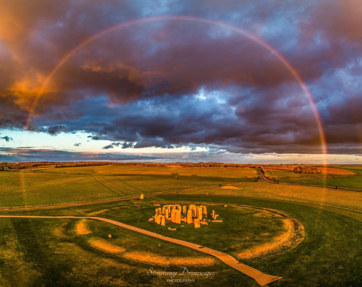 ST0NEHENGE's tweet photo. Golden hour Rainbow over Stonehenge last night 😍😍😍🫶🌈🌤🌦 Photo credit Stonehenge Dronescapes 🙏
#rainbow #rainbows #rainbowmagic #fullrainbow #stonehenge #winter #landscape #landscapephotography https://t.co/AL5VYZemC0