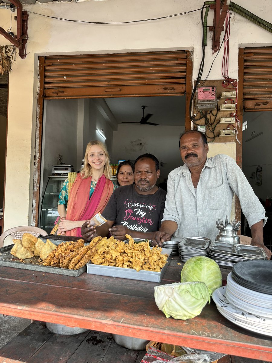 ChugMarie's tweet photo. Russian Kudi ne aaj baata samosa aur pakoda🥹🇮🇳

Namaste dosto ♥️
I am here to donate this food to the wonderful people of Ramtek. I’m on a mission to spread some love and fill some bellies. You know what they say, the best way to someone’s heart is through their stomach 🤭

Together, we can make a difference 🕊️ What do you think? 👇
