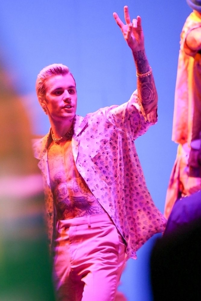 jbieberism's tweet photo. 4 years ago,Today Justin Bieber was at Music Video set of “La Bomba”. https://t.co/gekB3Y3khQ