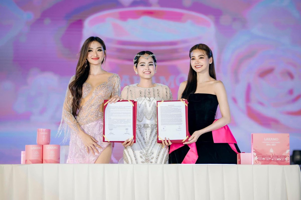 engfadom's tweet photo. ขอขอบคุณแบรนด์ LAKAMO และผู้ใหญ่ทุกท่านที่เอ็นดูพี่ฟ้า และมอบโอกาสให้พี่ฟ้าได้เป็น BA LAKAMO นะคะ 🙇🏻‍♂️

โดยวันงานจัดงานออกมายิ่งใหญ่มากๆ พร้อมประกาศให้แฟนคลับแคมโบเดีย และแฟนคลับทั่วทุกมุมโลกได้เห็นช่วงพิธีลงนาม BA และได้รับชมคอนเสิร์ต โดยยอดวิวรับชมไลฟ์สดตอนนี้ 920K แล้วค่ะ ☺️💖

©️FB : Meas Chandalin

#อิงฟ้ามหาชน #EngfaWaraha @EWaraha