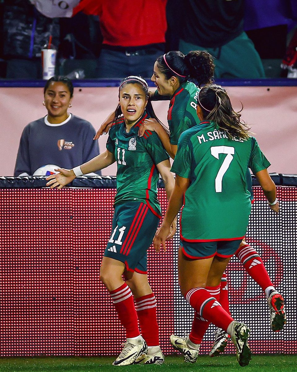 An 𝙃𝙄𝙎𝙏𝙊𝙍𝙄𝘾 win for Mexico! 💚🤍❤️
