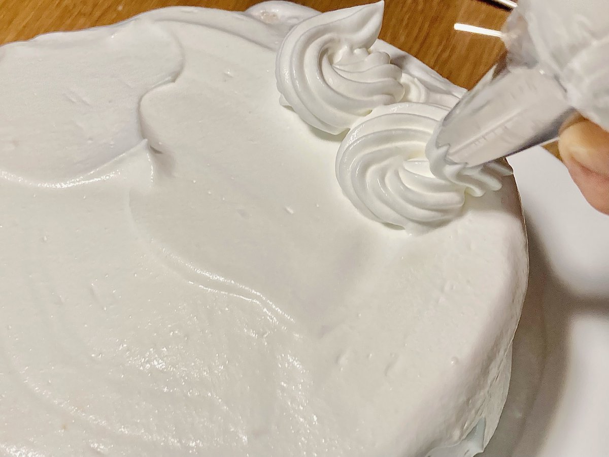 tast_benri's tweet photo. 生クリームたっぷり!手作りショートケーキ🍰
クールスタンドを使ってクリームを滑らかに。
デコレーションの生クリームは口金を使ってモコモコに。
🍓もおいしい。
https://t.co/t52BlqX4zA
#タイガークラウン
#CakeLand
#手作りショートケーキ
#お菓子作り
#いちご
#tast+ https://t.co/2o9OrbGPAD