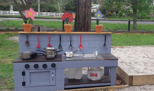 @handsonlearn teams from Mount Eliza and Craigieburn SC's helped Darraweit Guim, a town affected by VIC floods. Mount Eliza SC built a mud kitchen, drove 2 hours to deliver & install the mud kitchen. Craigieburn SC did an amazing job building the sandpit for the mud kitchen.