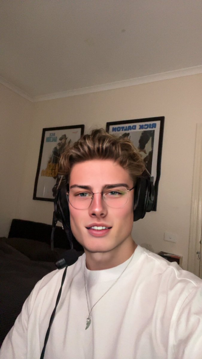 Back for some more juicy playoff action over at twitch.tv/lco. What do you think of the glasses? #kangbang