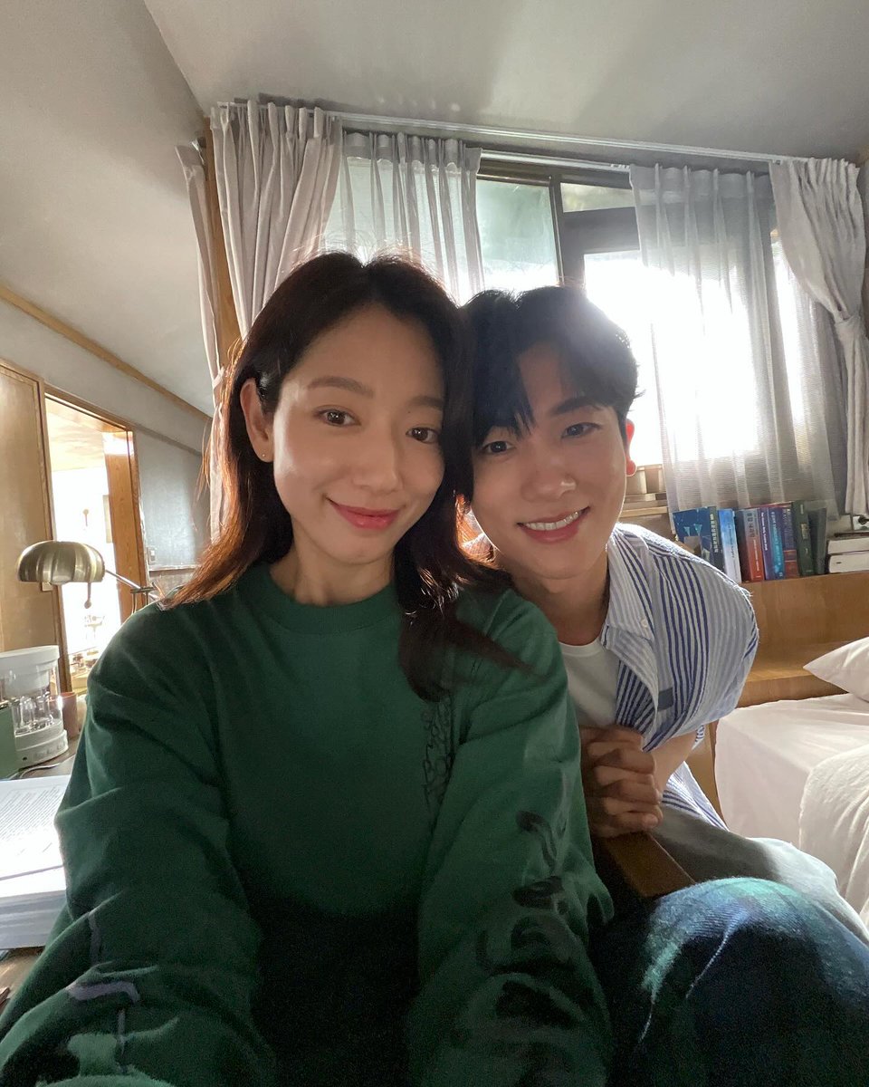 Kkorepo's tweet photo. #パクシネ、#パクヒョンシク との愉快なツーショット…「いたずらっ子たち」 
https://t.co/CgzjTZLkgc https://t.co/vdMAw0R2Ez