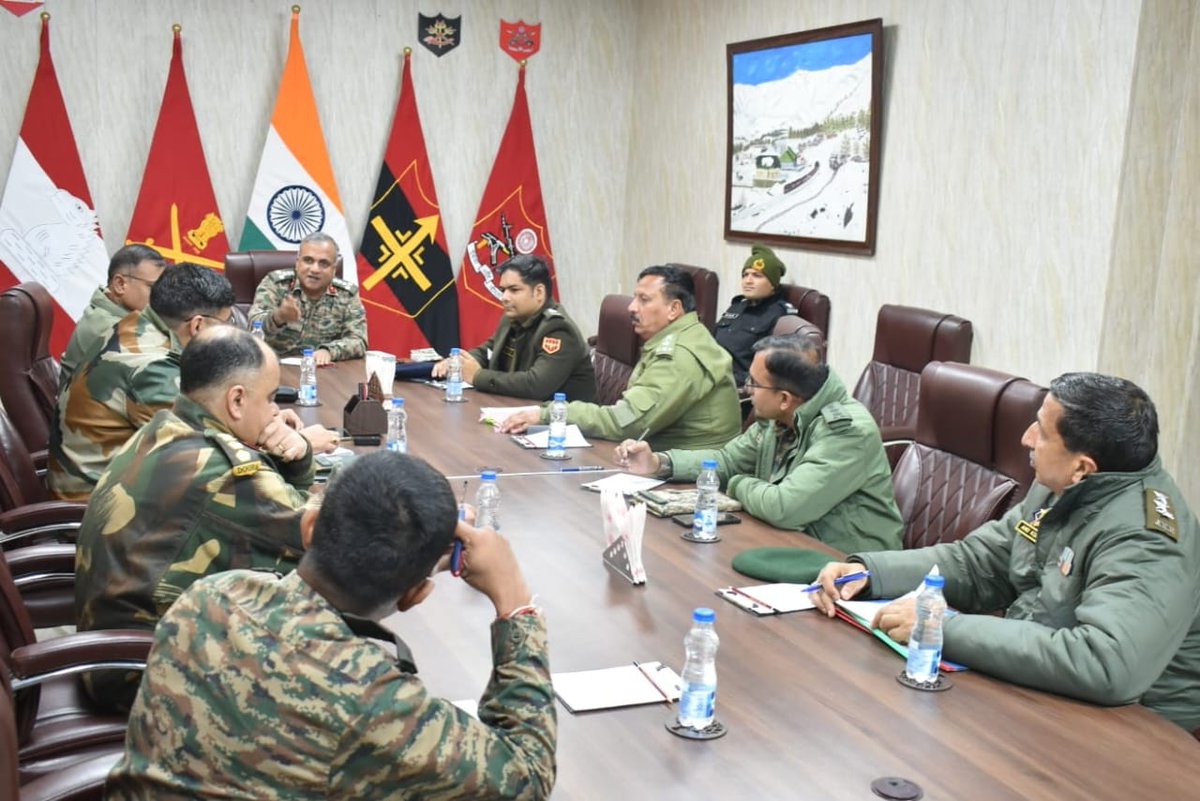 *Security Review* A Security Review Meeting was conducted at #Ramban to review the prevailing situation with special emphasis on synergised operational focus. Representatives from @RambanPolice @JmuKmrPolice @jammusector, IRB and @rpfnr_ participated. #synergy #IndianArmy…